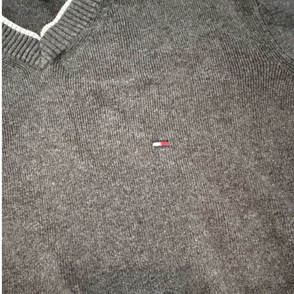 Tommy Hilfiger Mens V-Neck Sweater Charcoal Gray Knit Size M Flag Logo - Picture 3 of 7